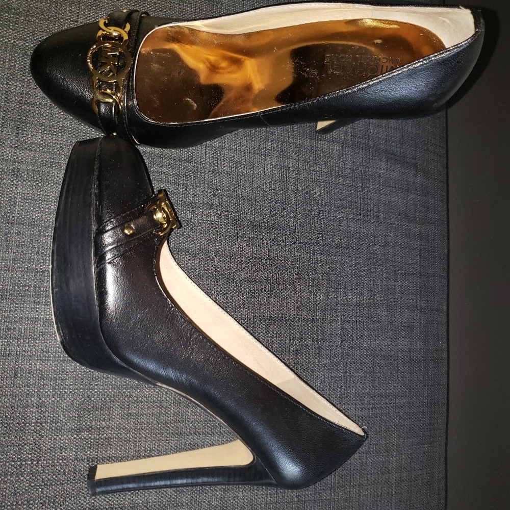 Leather pumps